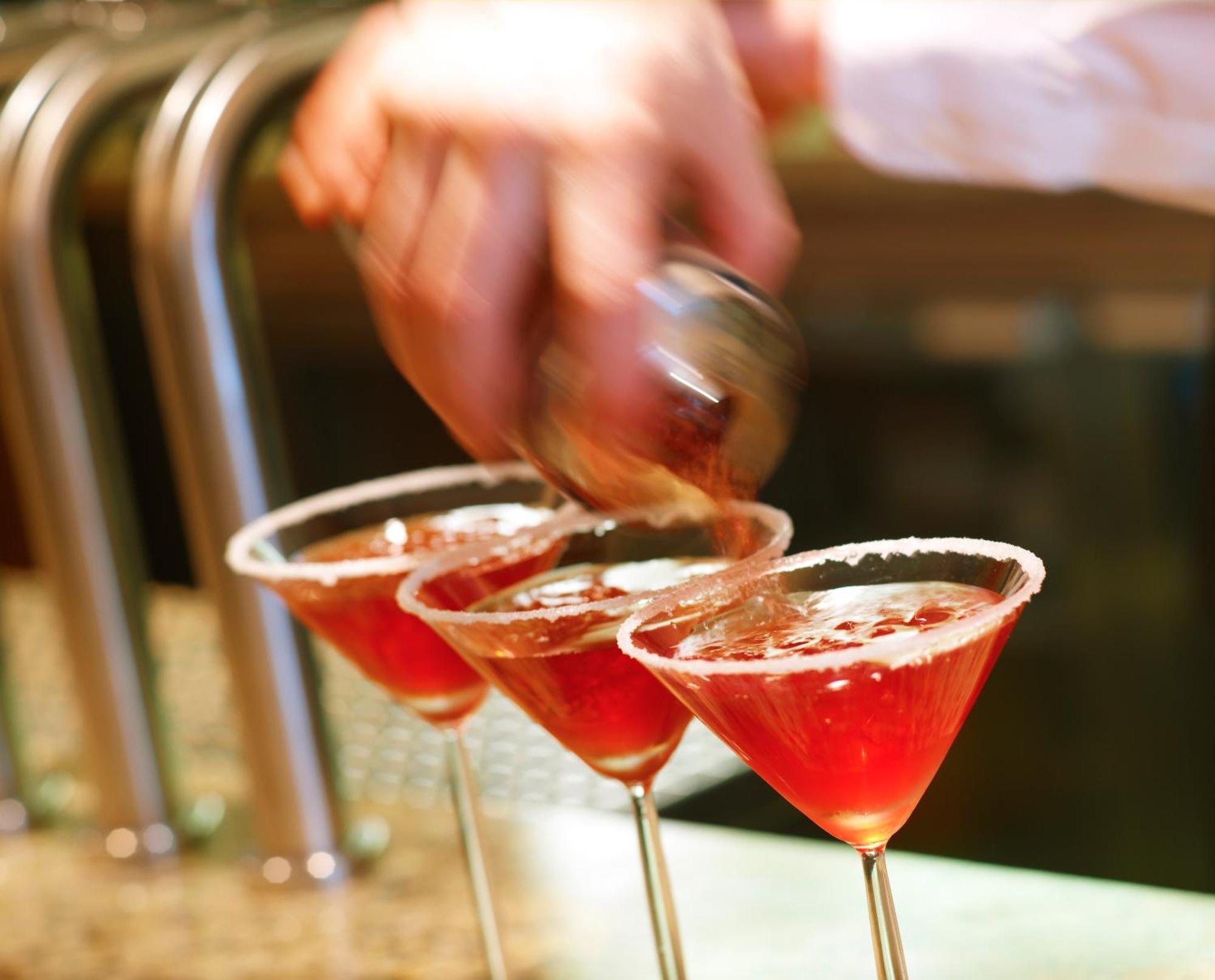 Aghadoe Heights Hotel & Spa Киларни Екстериор снимка A bartender seasoning a cocktail rim with a lemon wheel