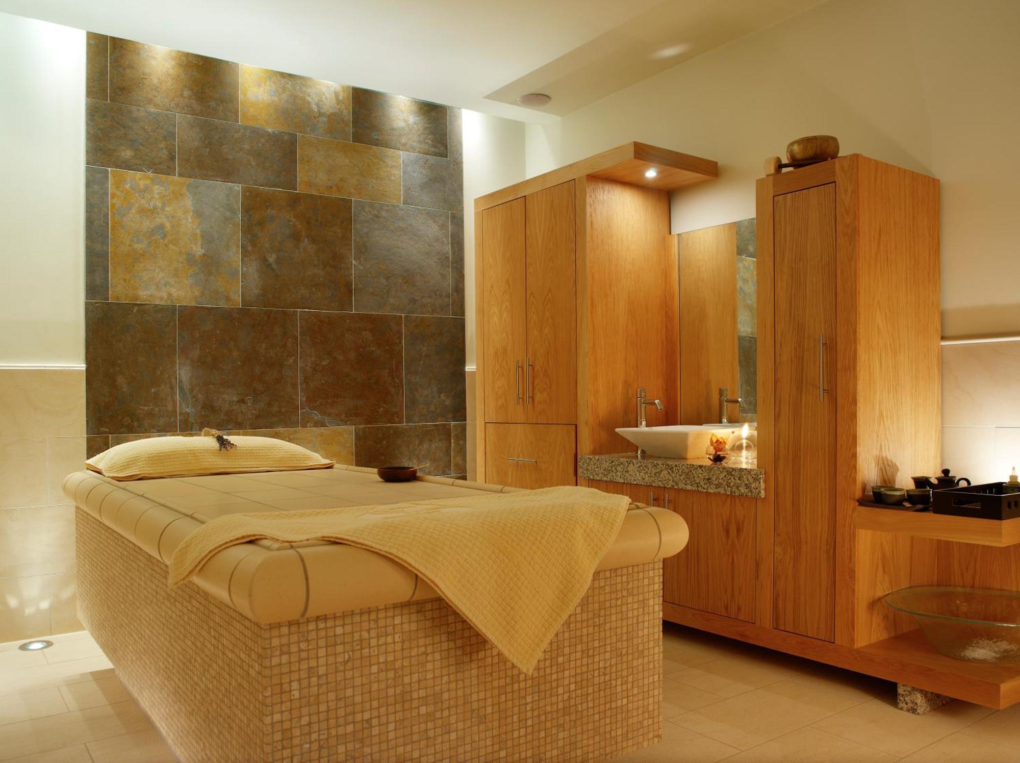 Aghadoe Heights Hotel & Spa Киларни Екстериор снимка A treatment room at a spa
